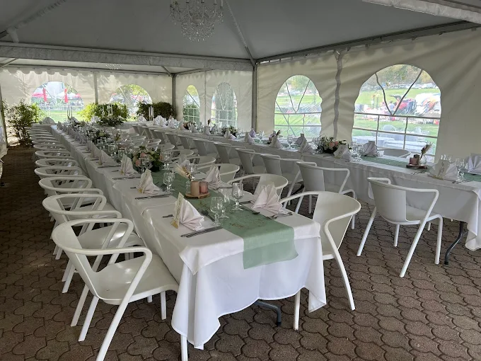 Véranda ensoleillée du restaurant