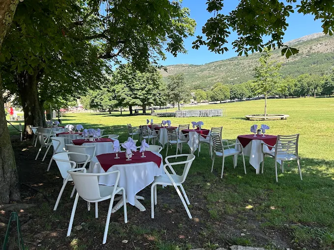 Intérieur chaleureux du restaurant Le Préjoly avec cheminée